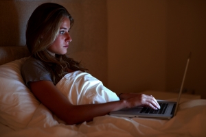 laptop-woman-in-bed-at-night